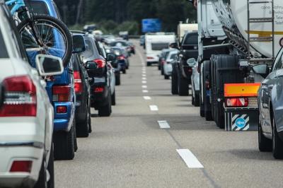 So geht die Rettungsgasse richtig.